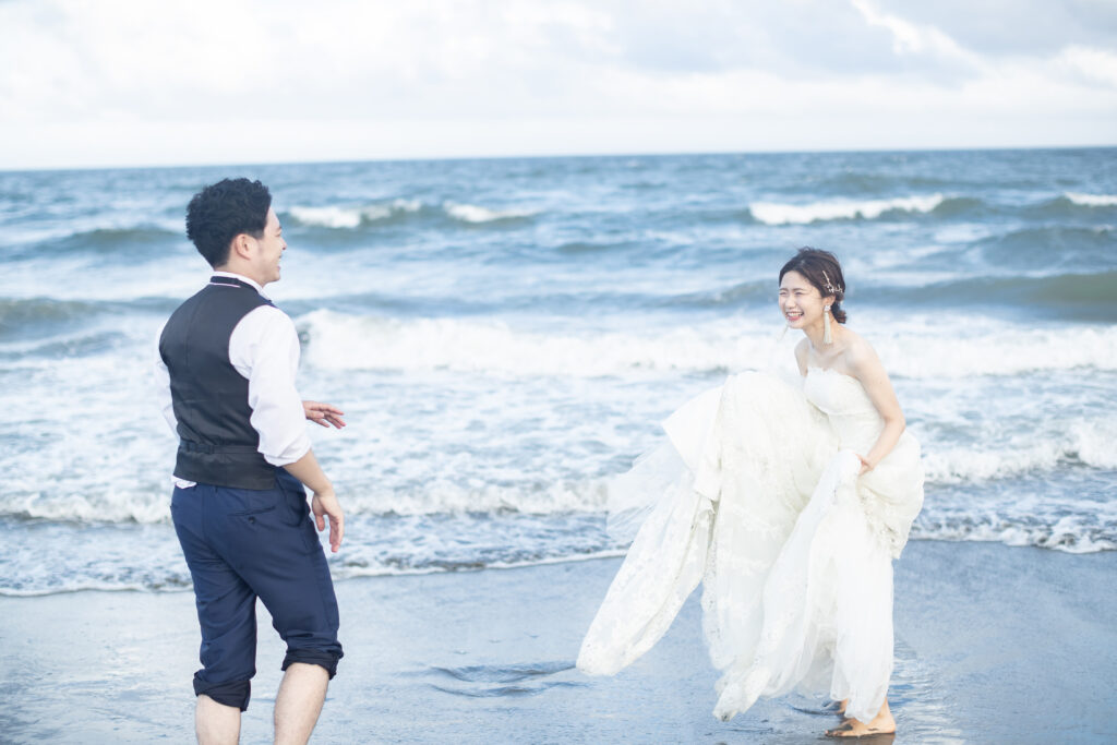 徳島の小松海岸でウェディングフォトを撮影する新郎新婦